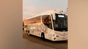 Fans del Madrid recibieron a los jugadores en Valdebebas al amanecer