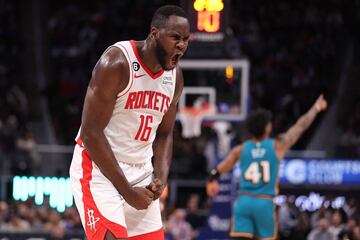 Usman Garuba (Houston Rockets) celebra una canasta ante los Detroit Pistons