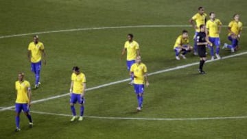 Los jugadores brasileños abatidos tras la eliminación.