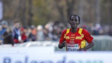 Alemayehu Bezabeh cruza la l&iacute;nea de meta en el Europeo de Cross de Belgrado. 