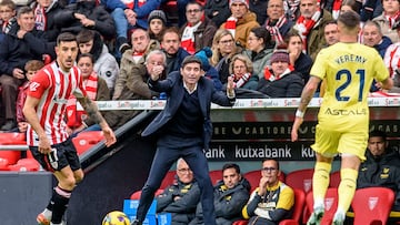 El entrenador del Villarreal, Marcelino García Toral (c), este domingo, durante el partido de la jornada 16 de LaLiga EA Sports, en el estadio de San Mamés, en Bilbao.