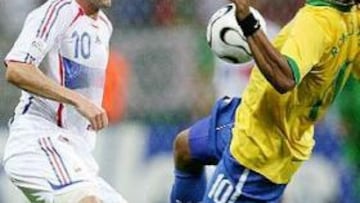 <B>DUELO DE TITANES</B>. El veterano Zizou dio lo mejor de sí en el duelo frente al Brasil de Ronaldinho, sin duda el mejor futbolista de la actualidad.