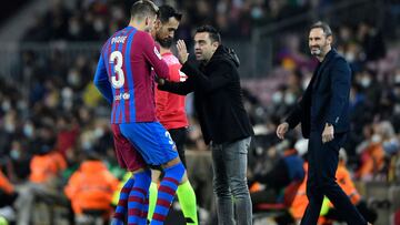 Xavi, con Busquets y Piqué.
