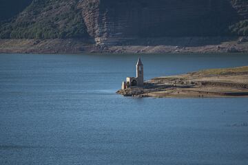 La gran sequía que sufre toda la península ha dejado al descubierto algunos tesoros. En el pantano de Sau, que ahora está al 30% de su capacidad, ha emergido el antiguo pueblo sepultado de Sant Romà que quedó inundado tras la construcción del pantano en 1963.