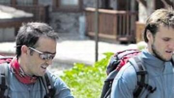 <b>CANSADOS. </b>Sarriugarte, a su llegada al hotel junto a Gurpegi. Alex García, que terminó en cabeza la expedición, junto a Amorebieta y Garmendia.