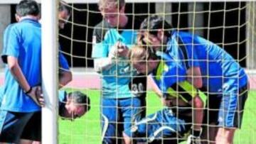 <b>MALA FORTUNA. </b>Fabián Assmann no pudo abandonar por su propio pie el campo. El argentino necesitó ayuda para ir al vestuario.