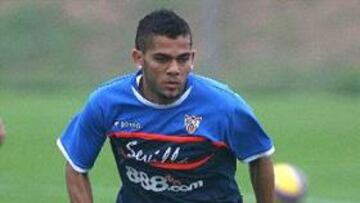 <b>SEVILLA O LONDRES.</b> El futuro de Alves sigue en el aire.