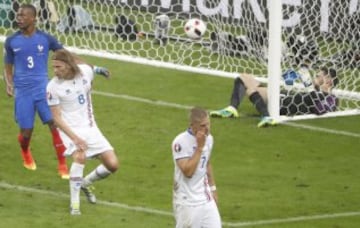 5-2. Birkir Bjarnason marcó el segundo gol islandés.