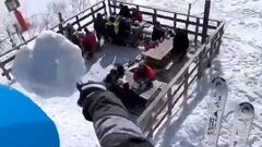 Posible prisión por lanzar una gran bola de nieve desde un telesilla