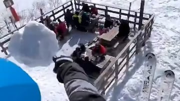 Francés lanzando bola de nieve desde un telesilla