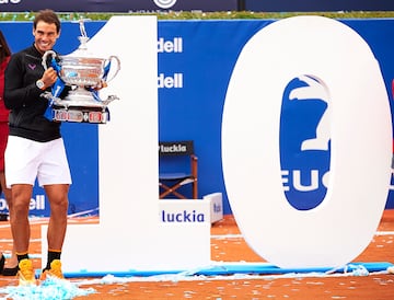 Nadal posa con el trofeo Conde de God車 tras su victoria contra el austriaco Dominic Thiem en la final del Barcelona Open 2017. El manacor赤 sum車 su d谷cimo torneo.