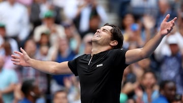 Taylor Fritz celebra su victoria contra Alexander Zverev en el US Open.