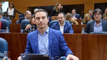 El portavoz del PSOE en la Asamblea, Juan Lobato, durante un pleno en la Asamblea de Madrid, a 14 de noviembre de 2024, en Madrid (España). El silencio de la mujer del presidente del Gobierno, Begoña Gómez, en la comisión que investiga si hubo trato de favor de la Universidad Complutense de Madrid (UCM) con ella marca el Pleno de la Asamblea de Madrid de hoy, que además aprueba el incentivo fiscal para inversores extranjeros, conocido como 'Ley Mbappé', y deducciones para aquellos que se trasladen a pequeños pueblos.
14 NOVIEMBRE 2024;PLENO;ASAMBLEA;DEBATE;POLÍTICA;BEGOÑA GÓMEZ;UCM;MBAPPÉ;LEY
Jesús Hellín / Europa Press
14/11/2024