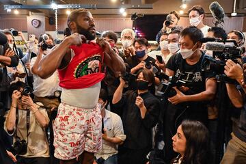 El boxeador estadounidense Floyd Mayweather rodeado de una gran expectación durante su entrenamiento en Tokyo, Japón, para preparar el combate de exhibición planeado contra el artista marcial mixto japonés Mikuru Asakura el próximo 25 de septiembre. 