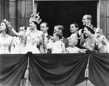 El 2 de junio de 1953 se celebr¨® la ceremonia de coronaci¨®n de la reina Isabel II, que posa en el balc¨®n del Palacio de Buckingham con (de izquierda a derecha) su hijos Carlos, pr¨ªncipe de Gales y Ana, la princesa real, su marido el pr¨ªncipe Felipe, duque de Edimburgo, y la reina Isabel, la reina madre observando un vuelo de la RAF.