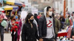 Una pareja camina por uno de los mercadillos urbanos de Lima, la capital peruana.
 MARIANA BAZO / ZUMA PRESS / CONT
 02/09/2020