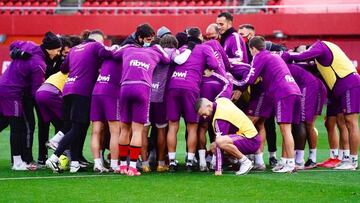 La plantilla del Mallorca, haciendo piña en una sesión.