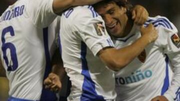 <b>LA SEXTA. </b>Los jugadores del Zaragoza celebran con Ponzio el primer gol contra el Getafe, que abrió el camino hacia la sexta victoria en casa en 2011.