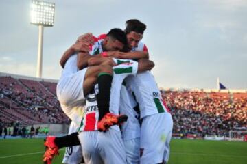 Fútbol, Palestino v Colo Colo.
Decimotercera fecha, Campeonato de Apertura 2015.
El jugador de Palestino Cesar Cortes, centro, celebra con sus compañeros el gol contra Colo Colo durante el partido de primera división en el estadio Nacional de Santiago, Chile.