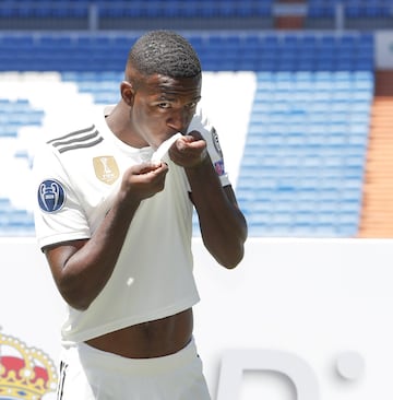 El jugador brasileño ha sido presentado en el estadio Santiago Bernabéu de la mano del presidente Florentino Pérez y acompañado de su familia.