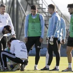 El tobillo derecho trae de cabeza a Denis Suárez