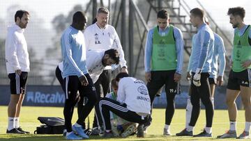 Denis Su&aacute;rez es tratado por los fisioterapeutas del Celta despu&eacute;s de da&ntilde;arse el tobillo derecho.