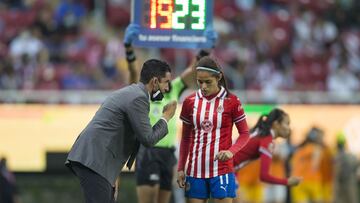 Edgar Mejía le da instrucciones a una de sus jugadoras