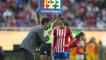 Edgar Mej&iacute;a le da instrucciones a una de sus jugadoras