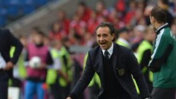 Prandelli da indicaciones en el partido ante Croacia.