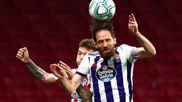 Míchel golpea de cabeza ante Trippier.