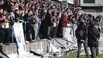 <b>INCIDENTE Y MUCHOS GOLES</b>. En el primer tanto del Palamós, los aficionados se echaron encima de una valla, que cedió sin causar ningún herido. Tras esta avalancha, llegó otra pero en forma de goles: nueve nada menos.