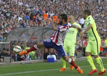 Arda Turan intenta controlar el balón.