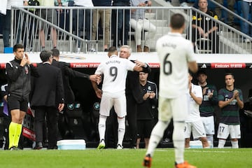 Benzema abraza a Ancelotti después del cambio del francés en el que ha sido su último partido con el Real Madrid.
