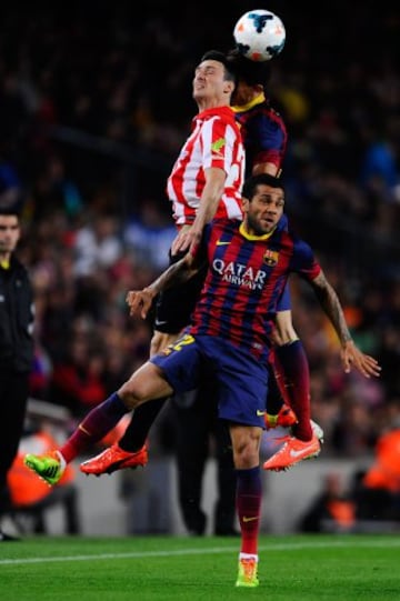 Aritz Aduriz, Dani Alves y Marc Bartra.