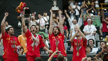 Rudy Fernández es, junto a Marc Gasol, el único jugador que estuvo presente en los dos títulos mundiales. Un jovencísimo Rudy se colgó el oro en el Mundial de Saitama y repitió, ya como capitán, en Pekín, 13 años después. 
