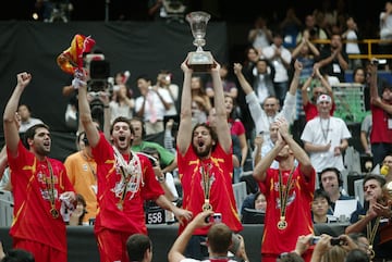 Rudy Fernández es, junto a Marc Gasol, el único jugador que estuvo presente en los dos títulos mundiales. Un jovencísimo Rudy se colgó el oro en el Mundial de Saitama y repitió, ya como capitán, en Pekín, 13 años después. 
