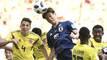 Japan's forward Yuya Osako scores a header past Colombia's defender Santiago Arias (L) during the Russia 2018 World Cup Group H football match between Colombia and Japan at the Mordovia Arena in Saransk on June 19, 2018. / AFP PHOTO / Filippo M