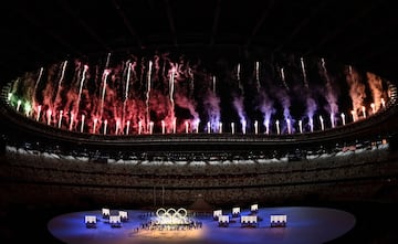 Ensamblan los anillos olímpicos mientras los fuegos artificiales se disparan durante la ceremonia de apertura de los Juegos Olímpicos de Tokio 2020