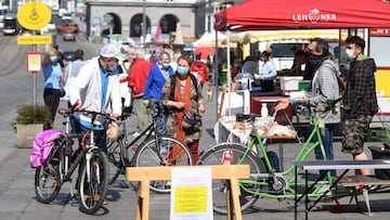 Un grupo de personas compra en un mercado callejero de Linz (Austria). 