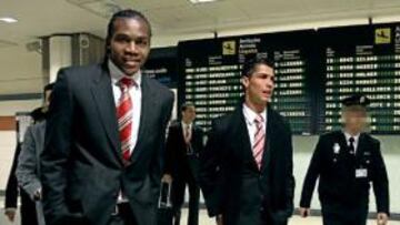 <b>DUDA. </b>La llegada de Cristiano Ronaldo levantó expectación en el aeropuerto de Valencia. El portugués, al lado de Anderson en la foto, llega tocado, pero parece que jugará de titular.