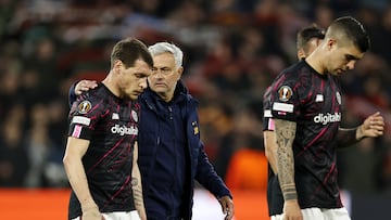 ROTTERDAM - (LR) Andrea Belotti of AS Roma, AS Roma coach Jose Mourinho, Gianluca Mancini of AS Roma during the UEFA Europa League quarterfinal match between Feyenoord and AS Roma at Feyenoord Stadion de Kuip on April 13, 2023 in Rotterdam, Netherlands. ANP MAURICE VAN STONE (Photo by ANP via Getty Images)