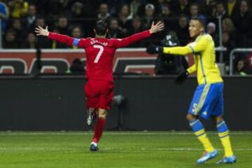 El jugador de Portugal, Cristiano Ronaldo celebrando un gol ante Suecia
