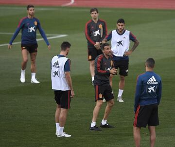 Luis Enrique dando instrucciones al grupo durante un entrenamiento. 
