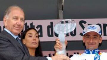 <b>VICTORIOSO. </b>Bettini recibe la copa de ganador el año pasado.