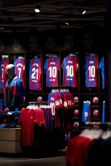 Durante esa misma tarde la camiseta de Leo Messi con el dorsal número diez se seguía vendiendo en la tienda oficial del club. 
