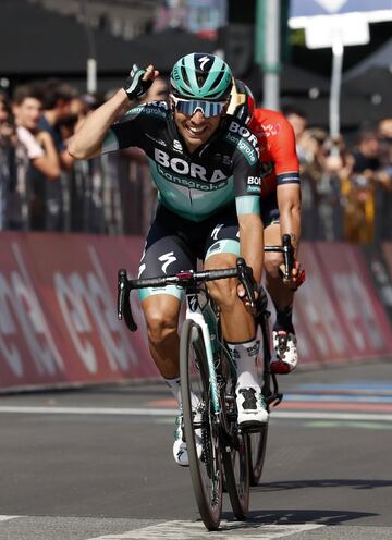 Decimosegunda etapa entre Cuneo y Pinerolo de 156 km. Cesare Benedetti el ganador del recorrido de día.