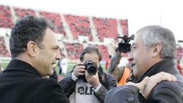 <b>CRUCE DE CAMINOS. </b>Caparrós y Manzano se saludan en el partido de ida de la presente temporada.