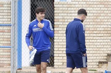 Iván Azón se dirige al gimnasio con las botas en la mano.