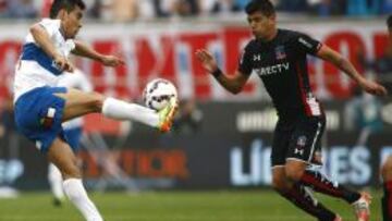 Llanos y Pavez en acción en el clásico pasado.