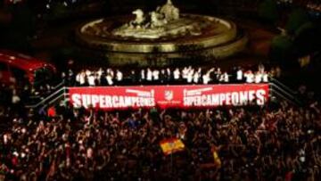 <b>AFICIÓN ENTREGADA. </b>Más de 5.000 personas se acercaron a Neptuno para celebrar el título junto a los jugadores rojiblancos.